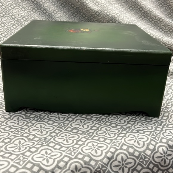Vintage jewelry/memory box forest green with flowers painted on top - Picture 5 of 9